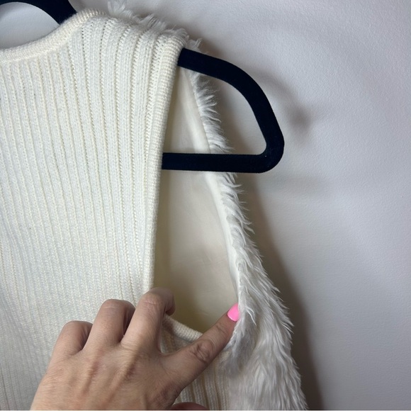 SEDUCTIONS size S white faux fur front vest - Picture 4 of 9